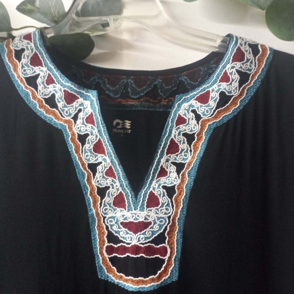 Chic Black Embroidered Tunic Top - Picture 4 of 13